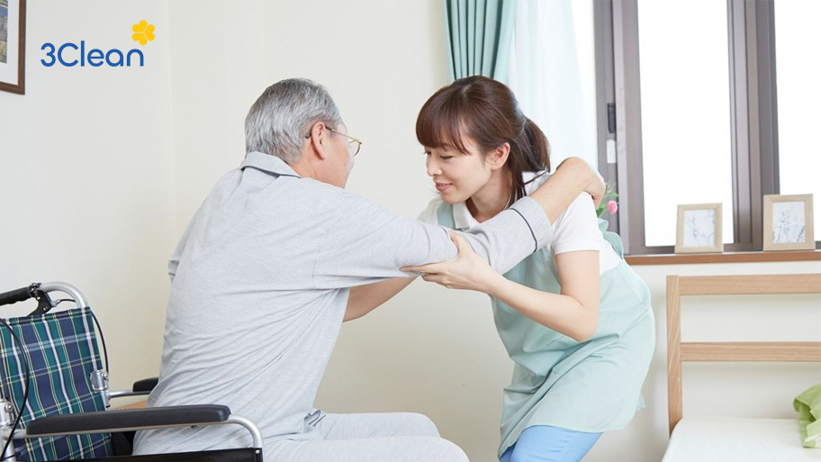 Bật mí 8 lưu ý khi chọn giúp việc chăm sóc người già trong gia đình Lưu ý chọn giúp việc chăm sóc người già thì nên ưu tiên người có sức khỏe