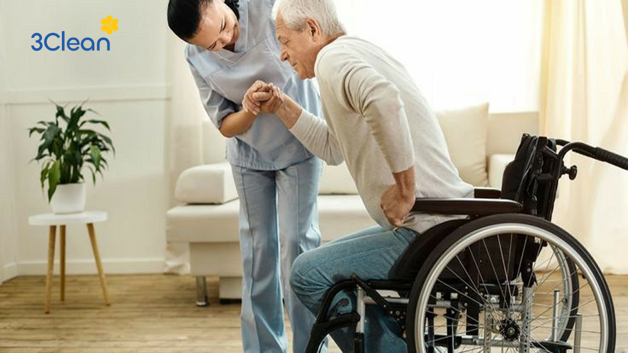 Bật mí 8 lưu ý khi chọn giúp việc chăm sóc người già trong gia đình Nên theo dõi và đánh giá kết quả công việc của người giúp việc chăm sóc người già