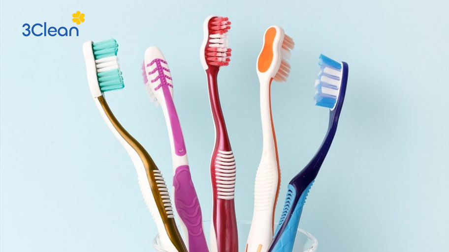 Khám phá 15 dụng cụ vệ sinh nhà cửa cần thiết với mọi gia đình Bàn chải đánh răng nhỏ gọn, tiện dụng để làm sạch các khe hẹp và góc khuất trong nhà.