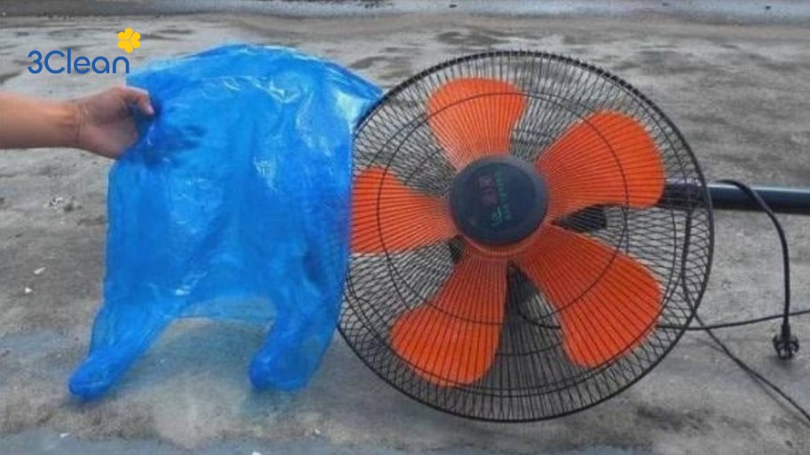 Bọc quạt bằng nilon và bật quạt lên