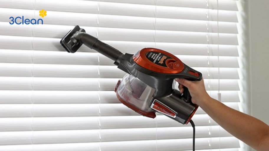 Bước 1: Hút bụi hoặc quét bụi trên rèm sáo nhôm