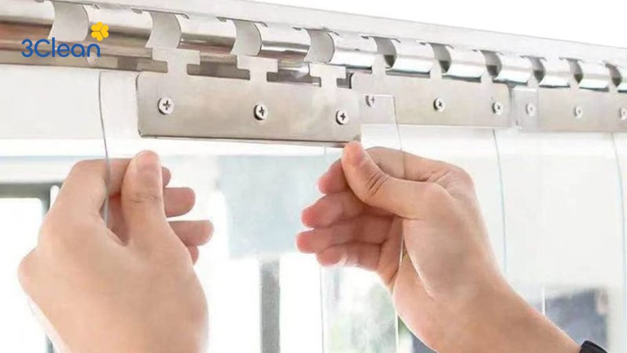 Bước 1: Tháo rèm nhựa ra 