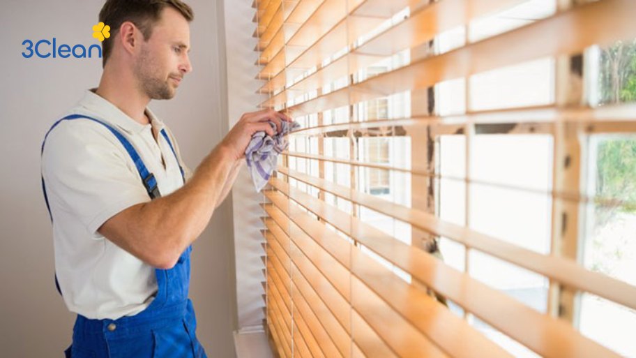Bước 1: Xác định vết bẩn trên rèm sáo gỗ