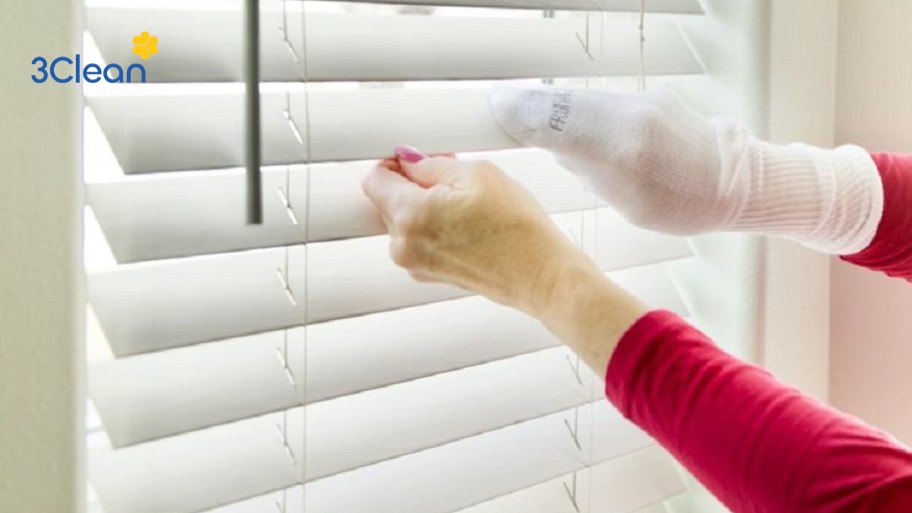 Bước 2: Lau rèm sáo nhôm bằng khăn mềm