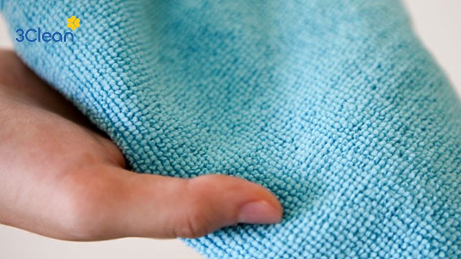 Bước 2: Lấy khăn lau bụi bẩn trên rèm nhựa