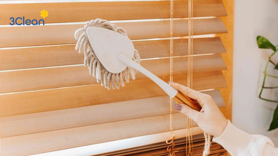 Bước 2: Loại bỏ vết bẩn trên rèm sáo gỗ