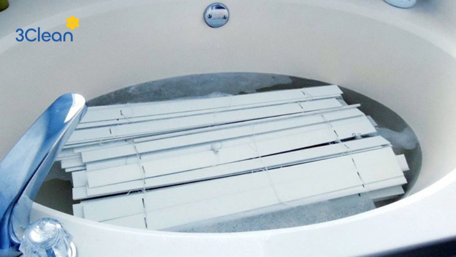 Bước 3: Giặt rèm sáo nhôm trong nước ấm