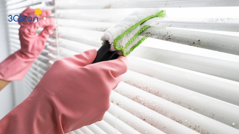 Bước 3: Làm sạch bụi trên rèm sáo gỗ