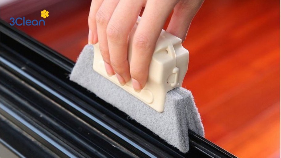 Bước 3: Vệ sinh phần kim khí của cửa nhựa bằng bình xịt RP7