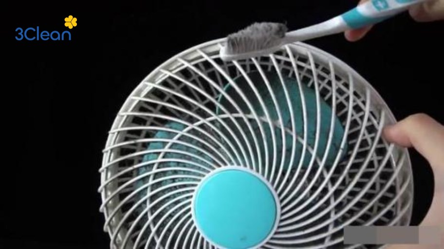 cách vệ sinh quạt bằng bàn chải và kem đánh răng
