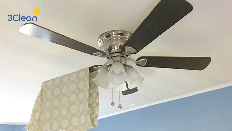 Cách vệ sinh quạt trần nhanh chóng với vỏ gối