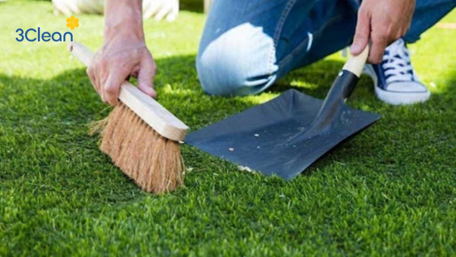 Vệ sinh thảm cỏ nhân tạo khi bị dính bụi bẩn, phấn hoa