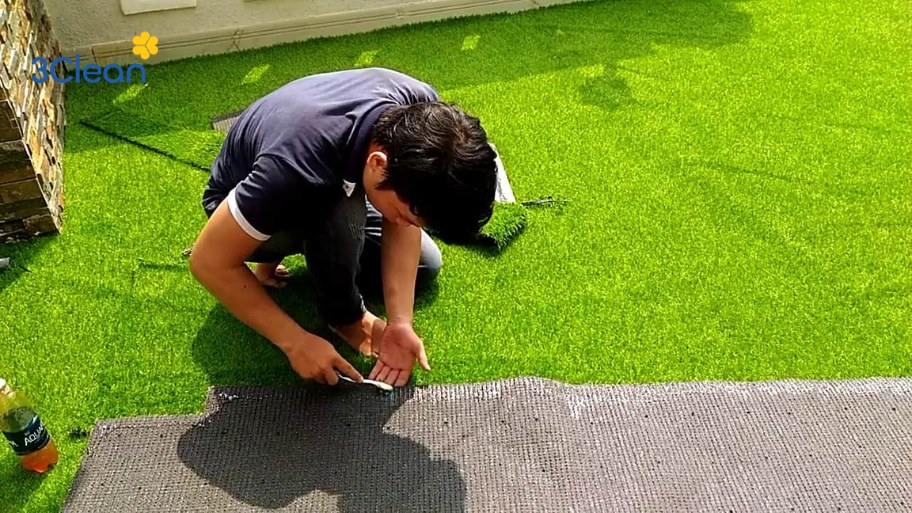 Cách vệ sinh thảm cỏ nhân tạo khi dính dầu mỡ, chất lỏng