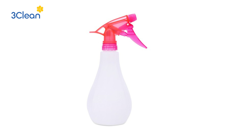 Khám phá 15 dụng cụ vệ sinh nhà cửa cần thiết với mọi gia đình Chai xịt nước giúp phun dung dịch vệ sinh đều lên bề mặt, tiết kiệm và tiện lợi khi dọn dẹp.