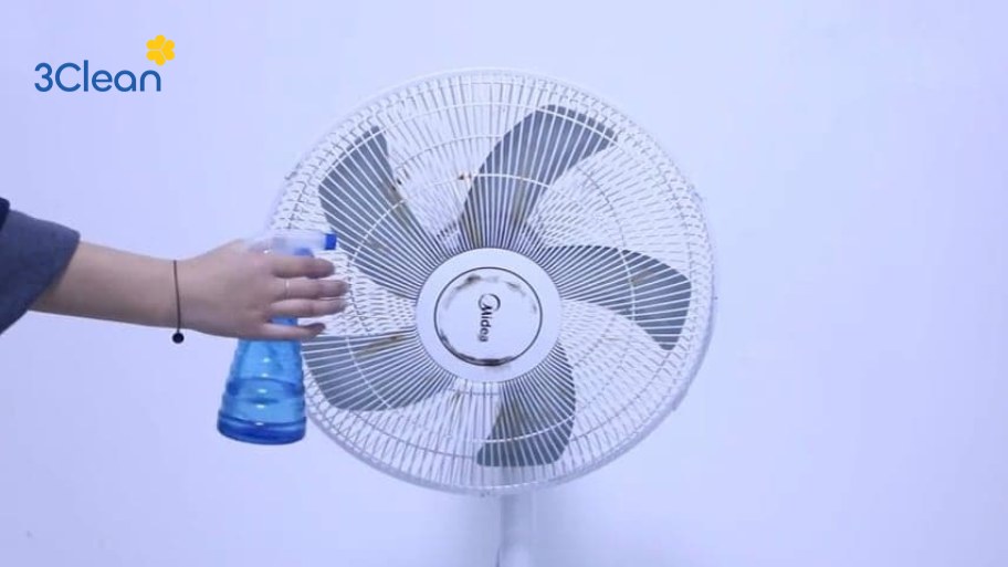 Chuẩn bị một bình xịt có giấm trắng pha loãng với nước