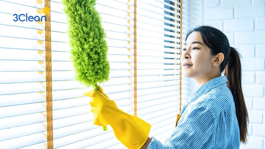Lau chùi định kỳ các bụi bẩn bám trên cửa sổ