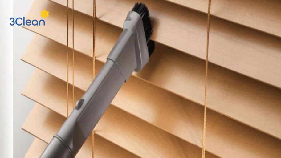 Chuẩn bị dụng cụ để vệ sinh rèm sáo gỗ