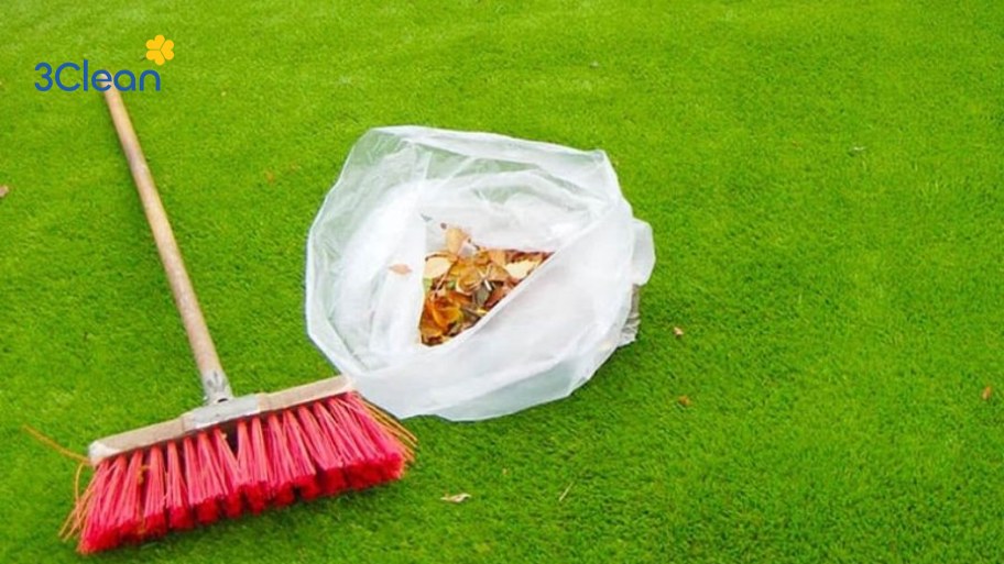 Chuẩn bị dụng cụ vệ sinh thảm cỏ nhân tạo