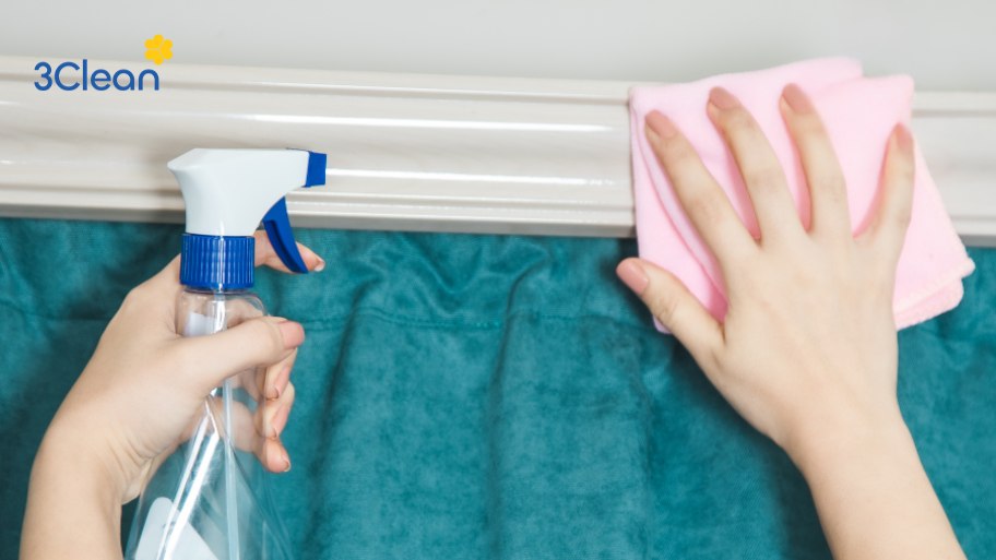 Hướng dẫn 10 cách vệ sinh rèm cửa hiệu quả cho từng chất liệu Dùng khăn ấm để lau bụi rèm vải
