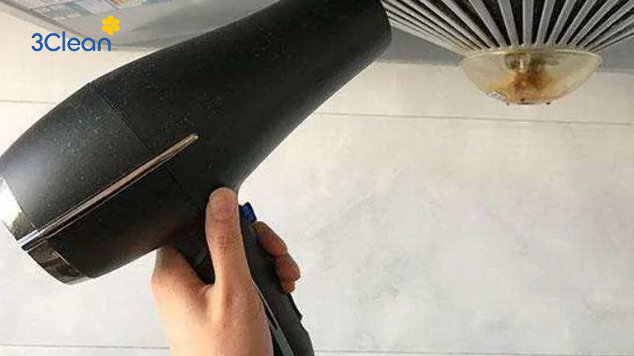 Máy sấy tóc giúp thổi bay bụi bẩn ở những nơi hẹp