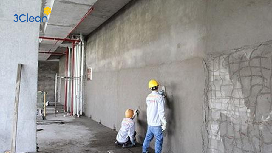 Dóc lớp sơn cũ và tiến hành trát lại bề mặt tường khi bề mặt đã ố vàng trầm trọng