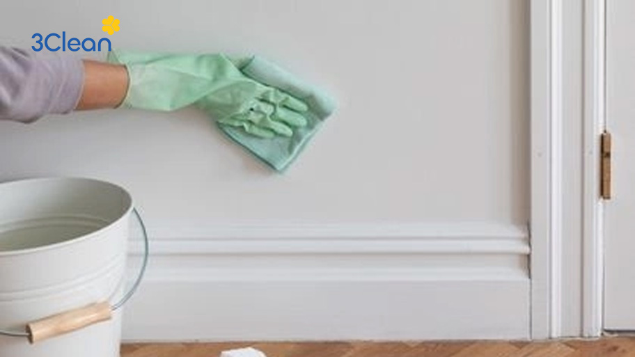 Lau chùi định kì để hạn chế vết ố vàng