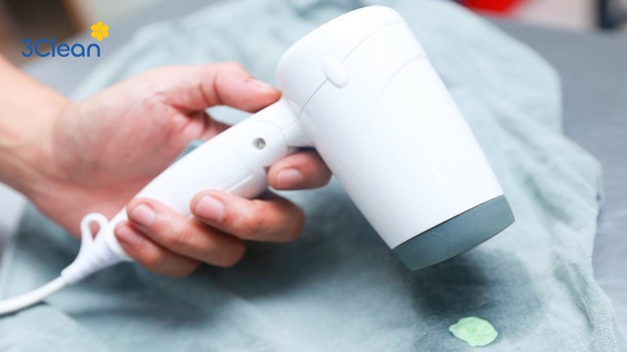 Làm khô nội thất bằng quạt hoặc máy sấy tóc