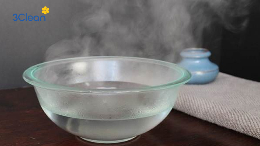 Nước ấm giúp nhẹ nhàng chùi đi những vết bẩn 