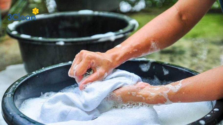 Hướng dẫn 10 cách vệ sinh rèm cửa hiệu quả cho từng chất liệu Ngâm và giặt rèm vải với xà phòng loãng
