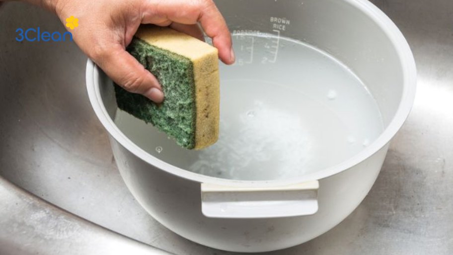 Bước 1: Làm sạch lòng nồi cơm điện