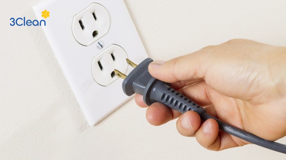 Bước 1: Rút phích cắm điện của quạt đứng