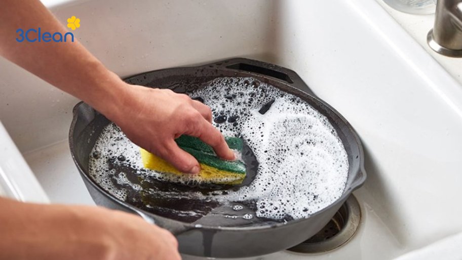 Bước 2: Cách vệ sinh nồi gang bằng bàn chải hoặc miếng bọt biển