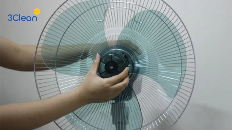 Bước 3: Tháo cánh quạt đứng ra