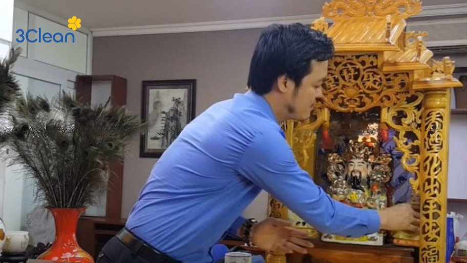 Bước 4: Lau dọn bàn thờ Thần Tài