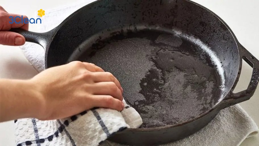 Bước 4: Rửa sạch nồi gang và làm khô hoàn toàn