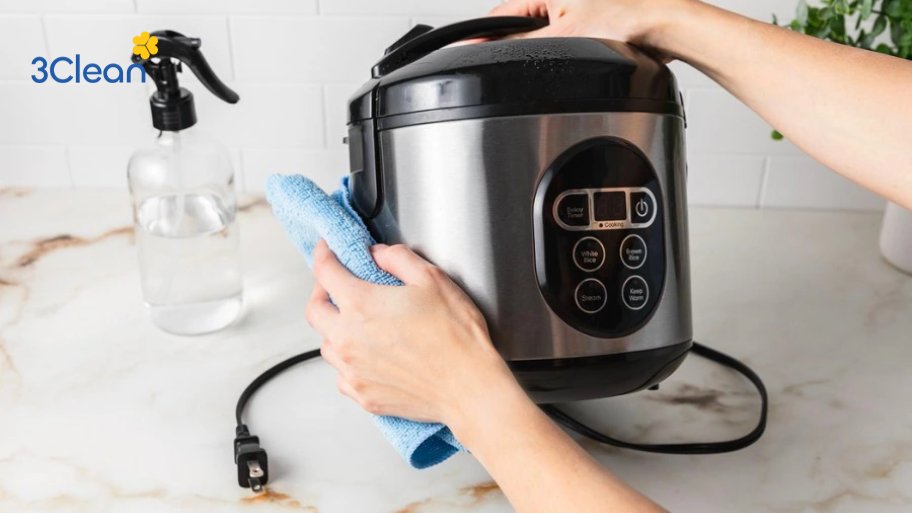 Bước 4: Vệ sinh bên ngoài nồi cơm điện