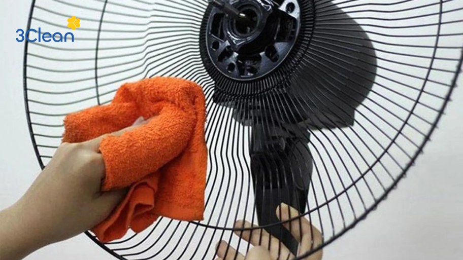 Bước 4: Vệ sinh cánh quạt và lồng quạt đứng