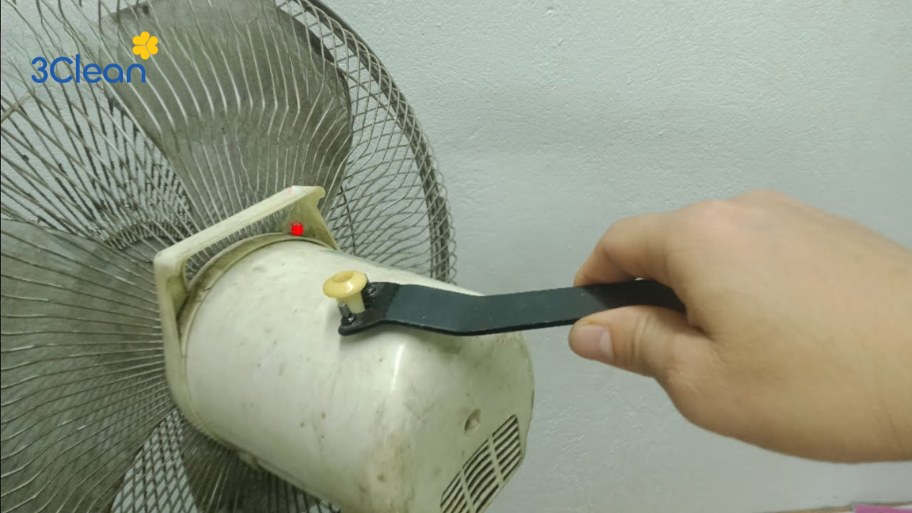 Bước 5: Tháo túp măng quạt đứng
