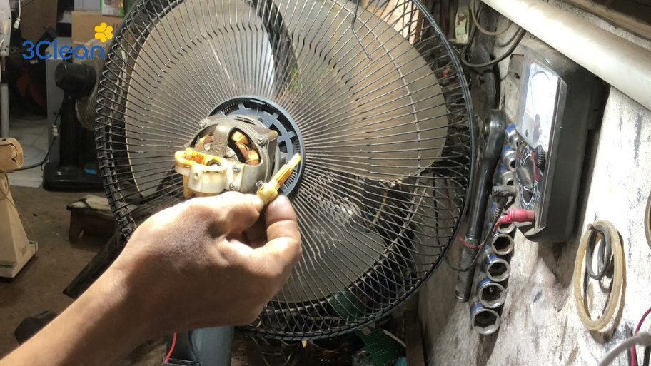 Bước 7: Tháo nắp động cơ của quạt đứng
