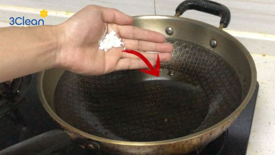 Cách vệ sinh chảo bằng dầu ăn và muối