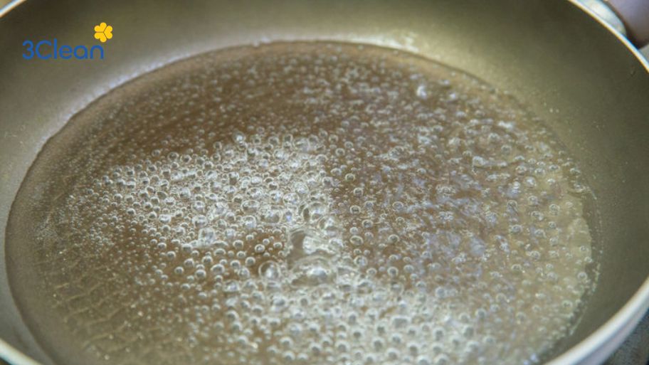 Cách vệ sinh chảo bằng giấm đun sôi