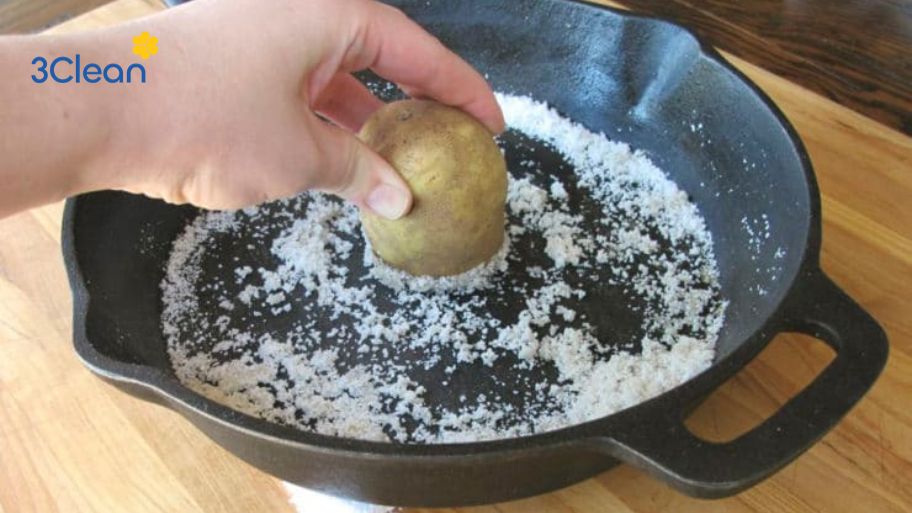 Cách vệ sinh chảo bằng khoai tây và muối