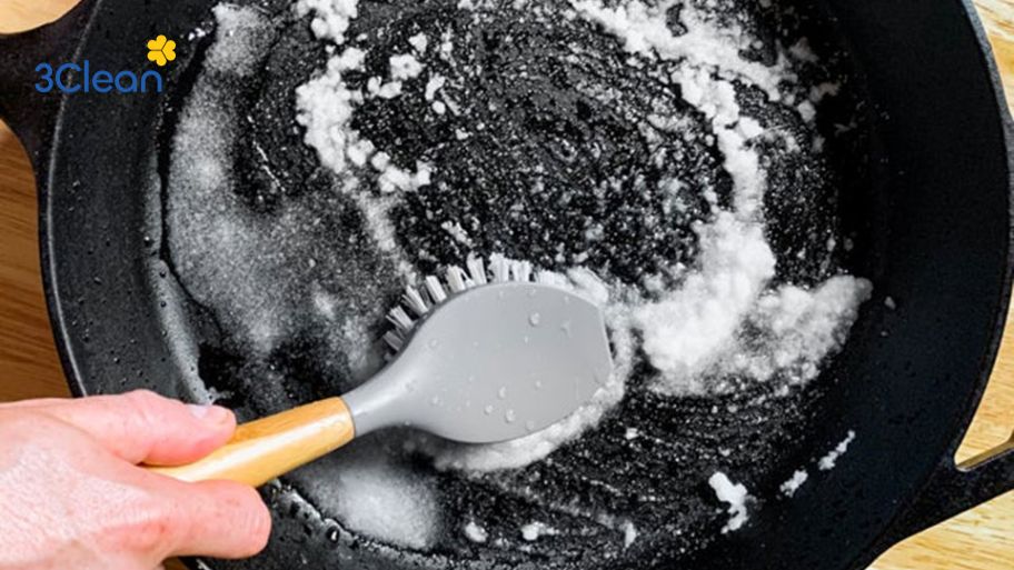 Cách vệ sinh chảo bằng muối và nước sôi