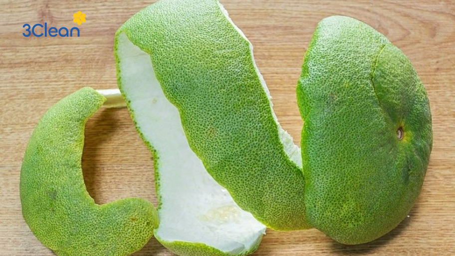 Vỏ bưởi chứa tinh dầu thiên nhiên giúp làm mềm vết bẩn