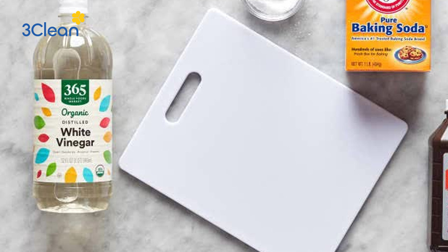 Bật mí 5 cách làm sạch thớt nhựa hiệu quả, đơn giản Axit trong giấm sẽ giúp khử khuẩn và làm sạch thớt tốt