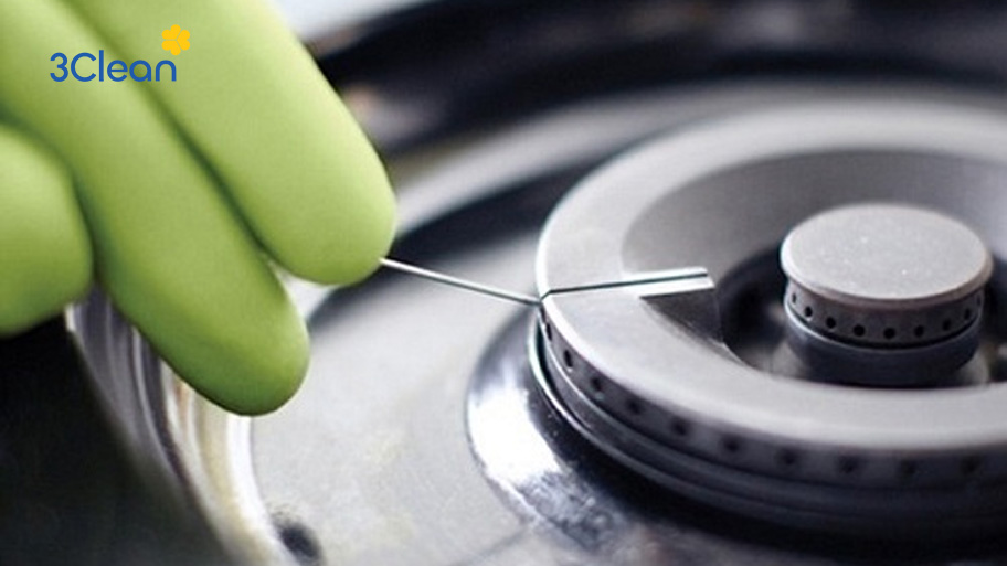 Hướng dẫn cách vệ sinh bếp ga bị lửa đỏ hiệu quả nhanh chóng, an toàn Bạn nên tháo kiềng và đầu đốt ra khỏi bếp rồi tiến hành dọn