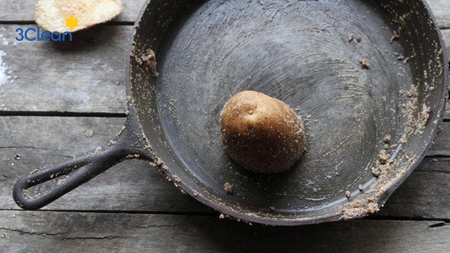 Cách vệ sinh chảo gang với khoai tây và muối hạt