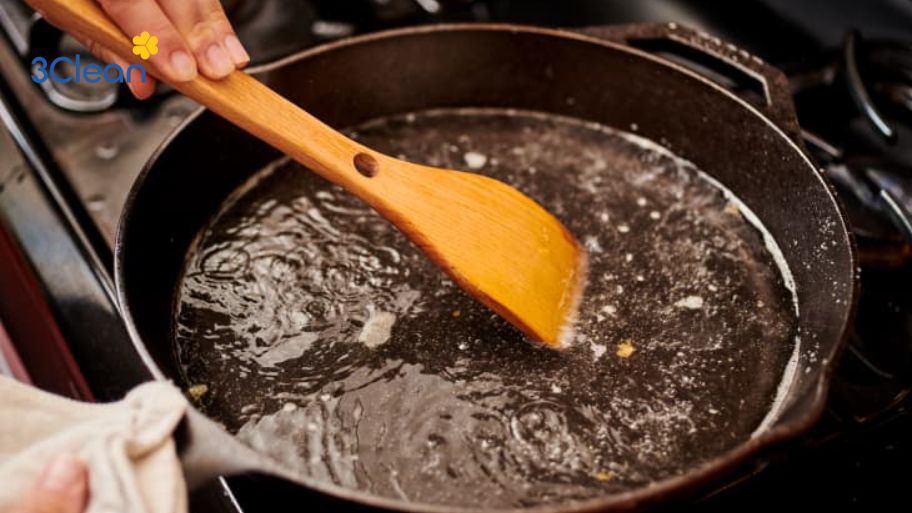 Cách vệ sinh chảo gang dễ dàng với nước đun sôi và muối