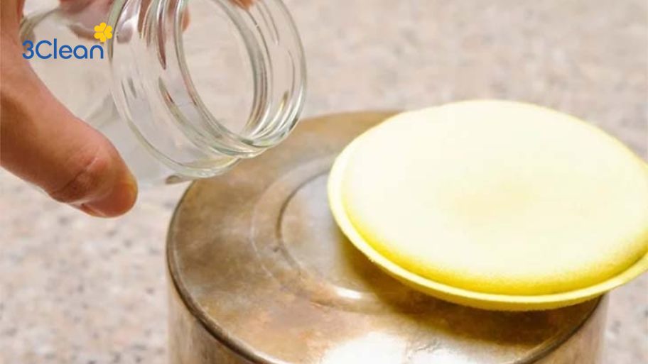 Cách làm sạch đáy xoong nồi bằng chất tẩy rửa chuyên dụng