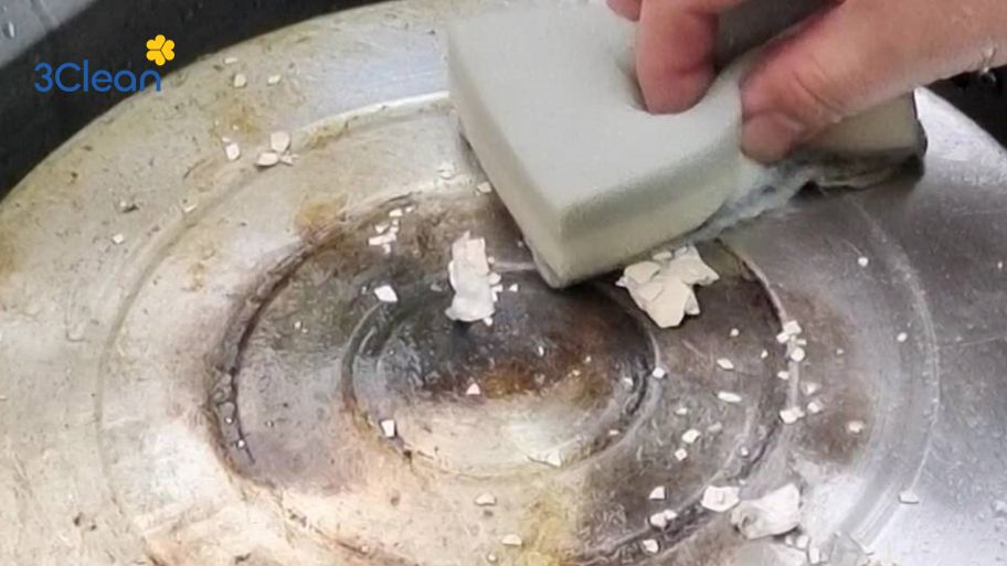 Cách vệ sinh đáy xoong nồi với nguyên liệu muối và giấm trắng